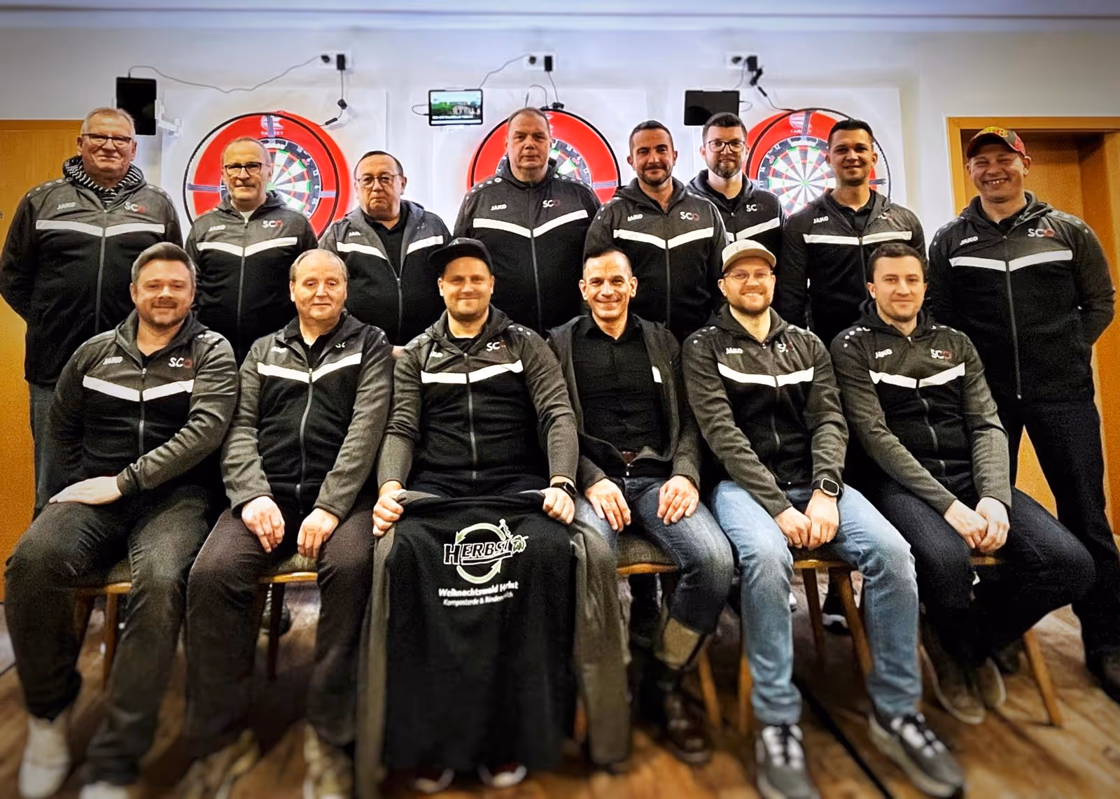 Sachspende: Neue Trainingsjacken